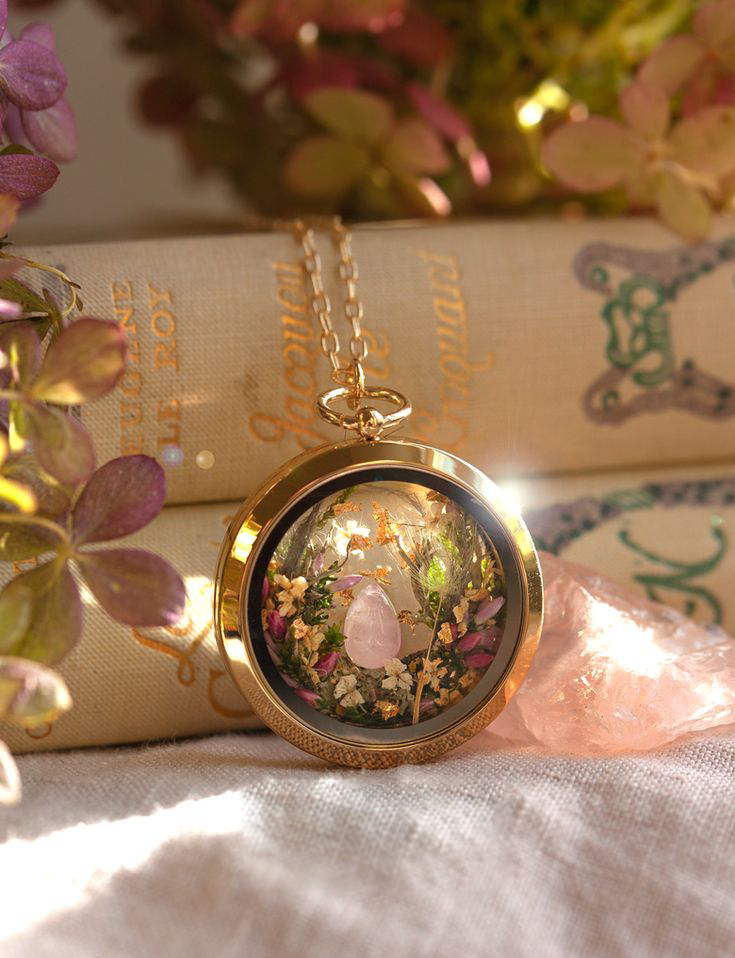 dried_flower_necklace